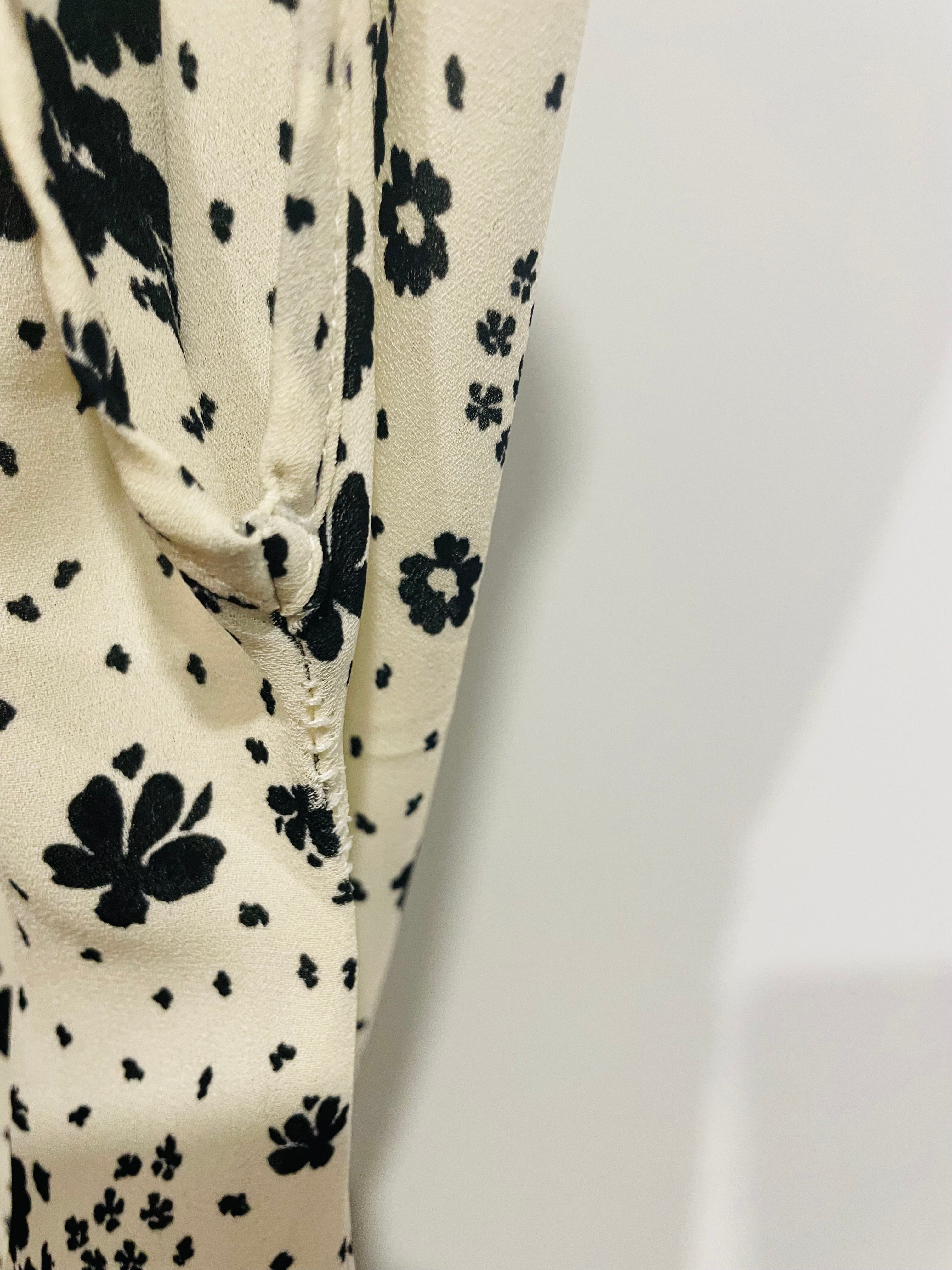 Robe blanche fleurs noires - Medium - bien lire description