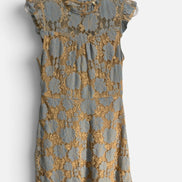 Robe courte, sans manches, bleue et beige, tissus dentelle/ Monteau / taille médium
