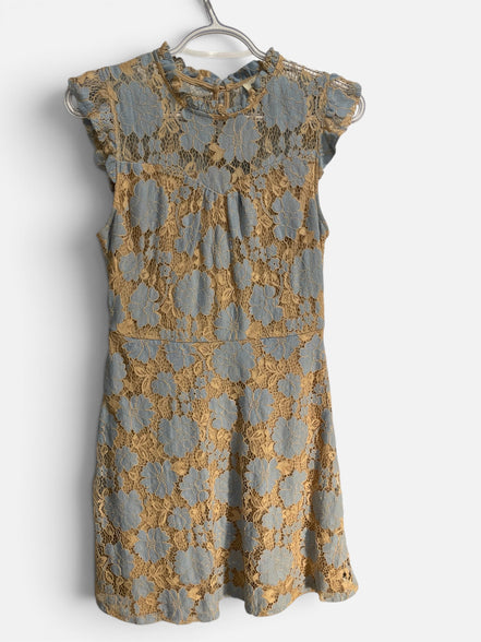 Robe courte, sans manches, bleue et beige, tissus dentelle/ Monteau / taille médium