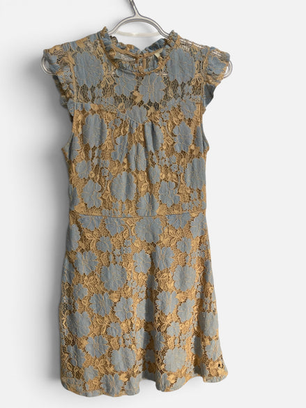 Robe courte, sans manches, bleue et beige, tissus dentelle/ Monteau / taille médium