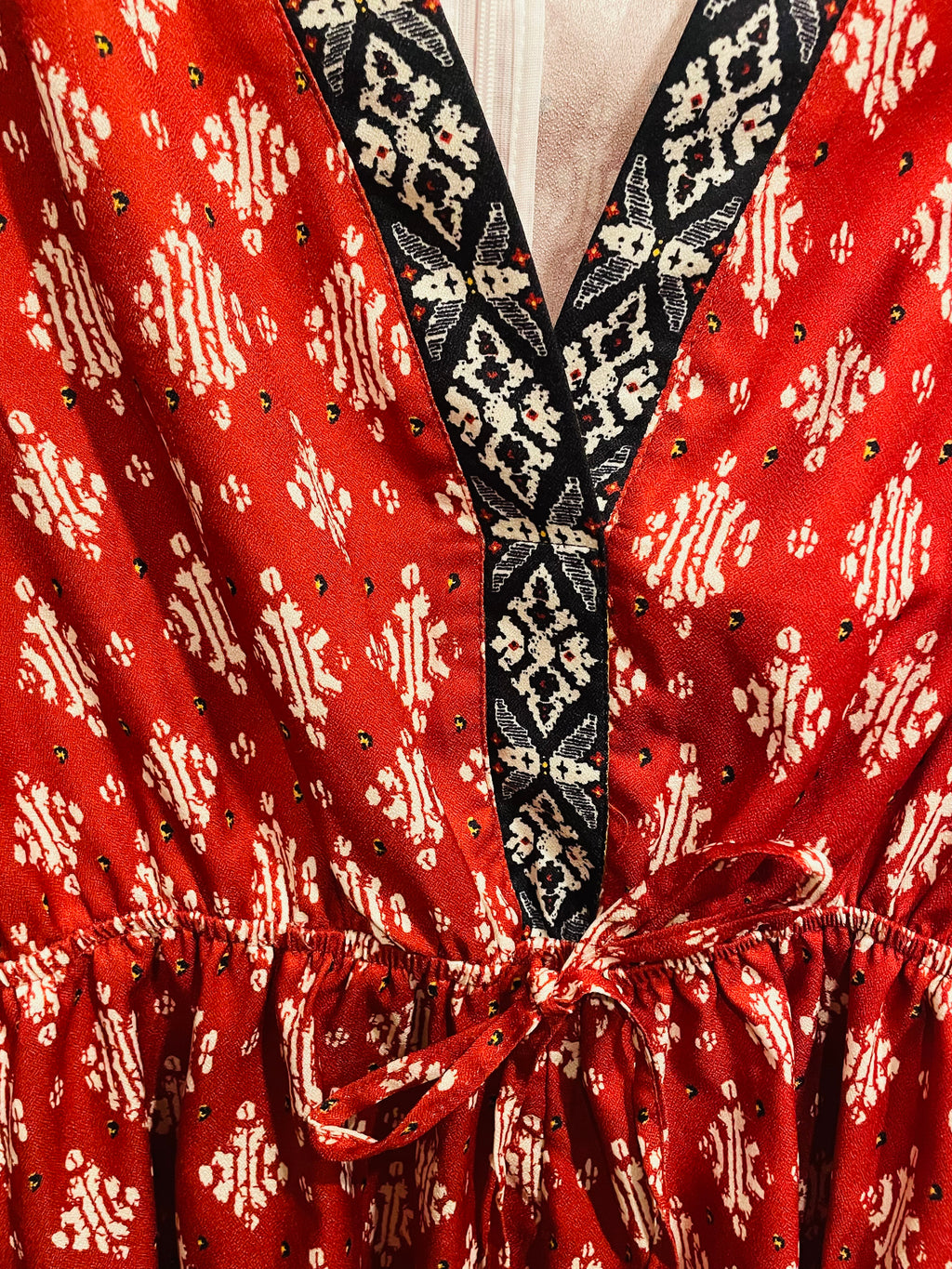 Jumpsuit rouge Parisian - imprimé géométrique - col V brodé - manches longues - Grandeur 12
