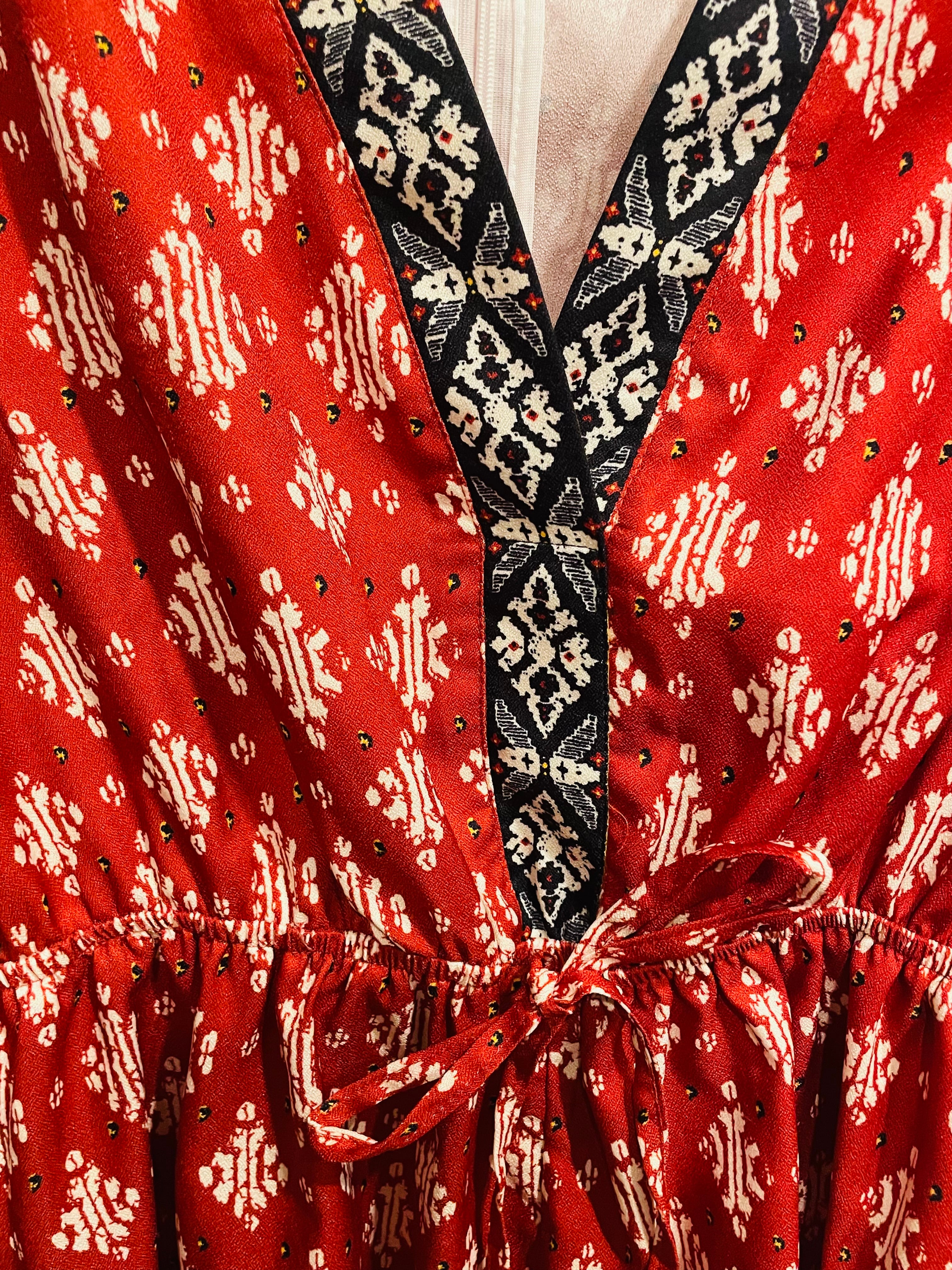 Jumpsuit rouge Parisian - imprimé géométrique - col V brodé - manches longues - Grandeur 12