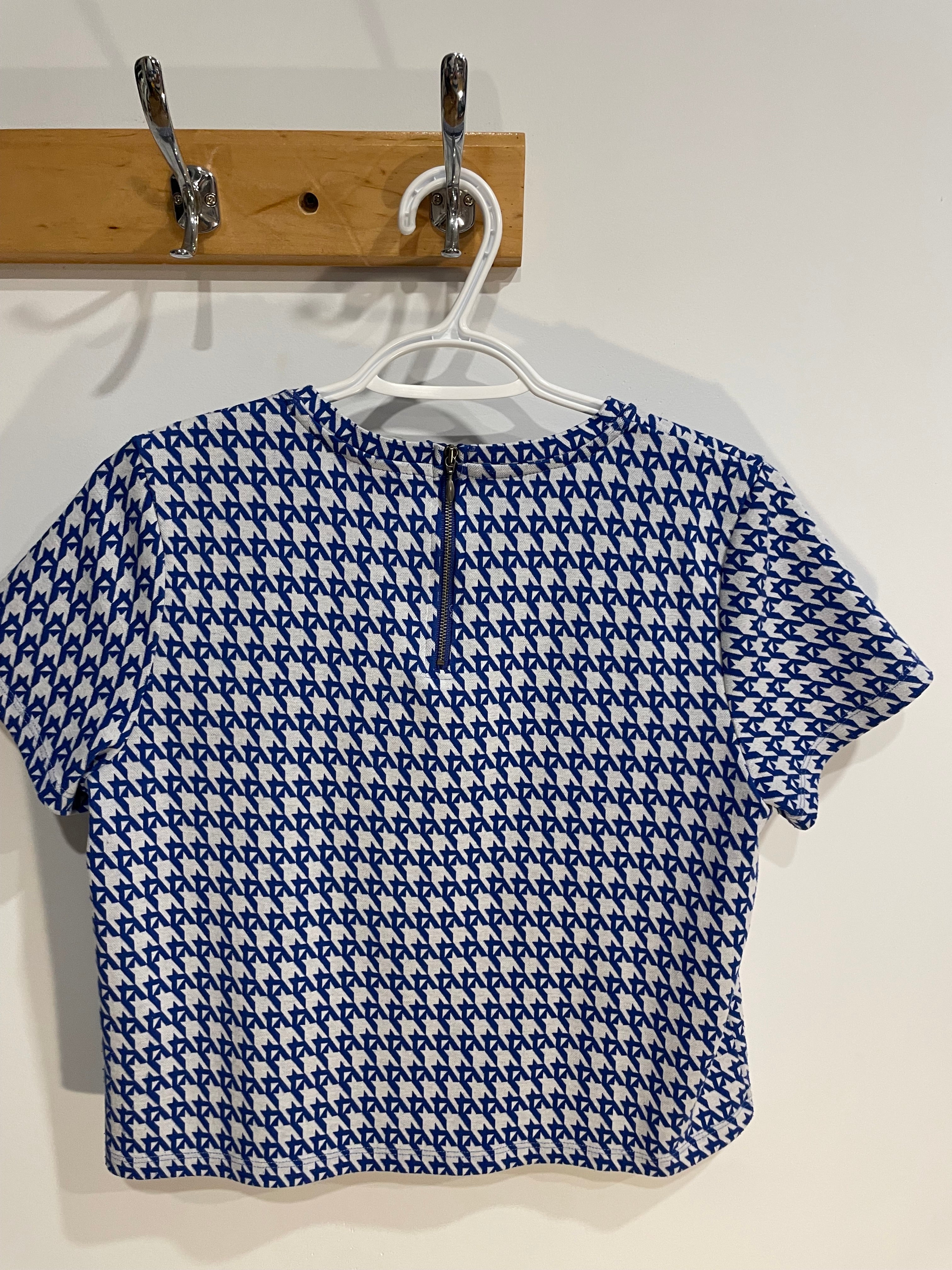Chandail manches courtes, motifs géométriques bleus et blancs - Twik Simons - Taille Medium