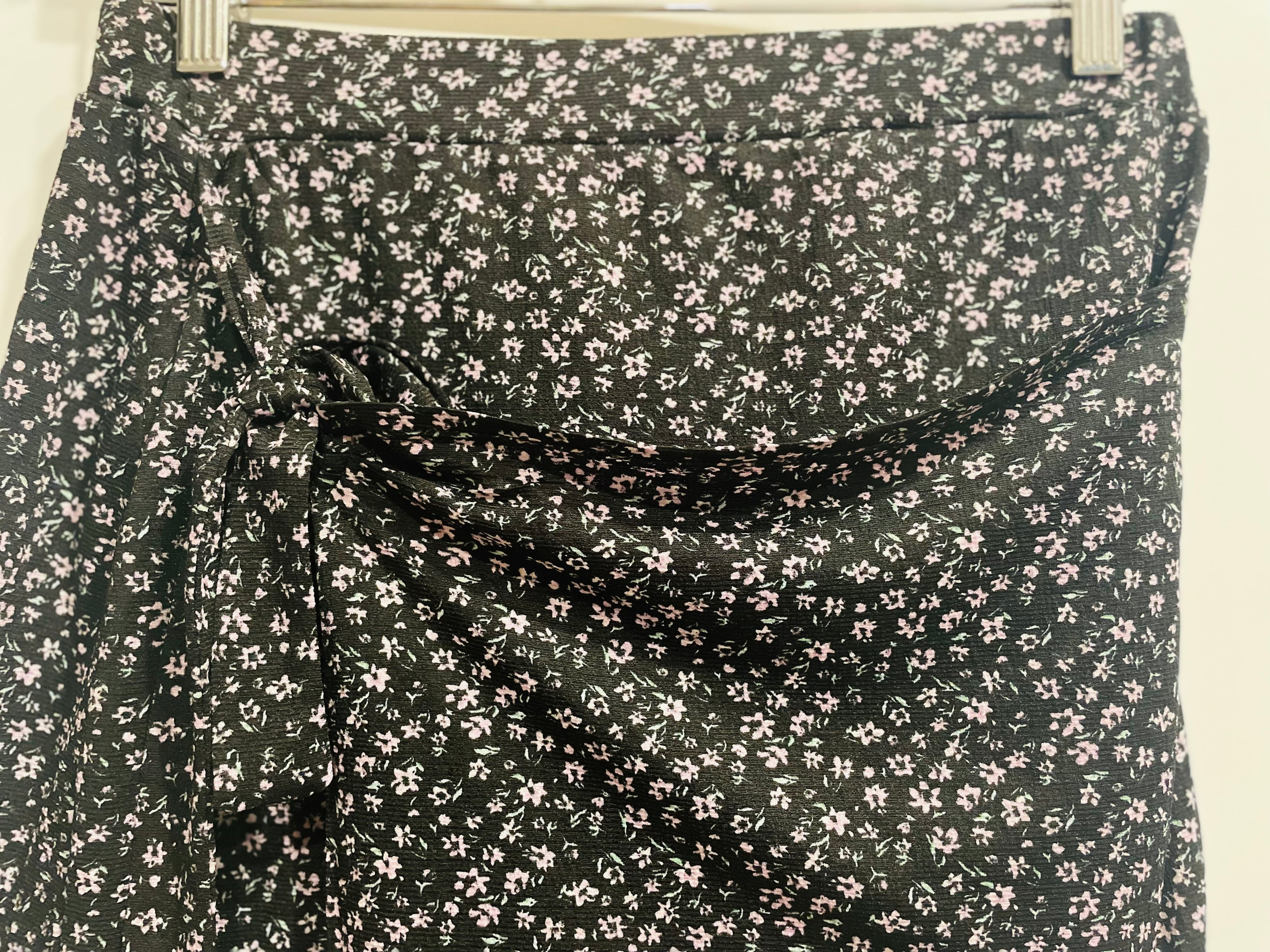 Jupe courte fleurie devant portefeuilles - Rachel - Taille medium