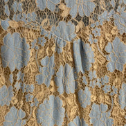 Robe courte, sans manches, bleue et beige, tissus dentelle/ Monteau / taille médium