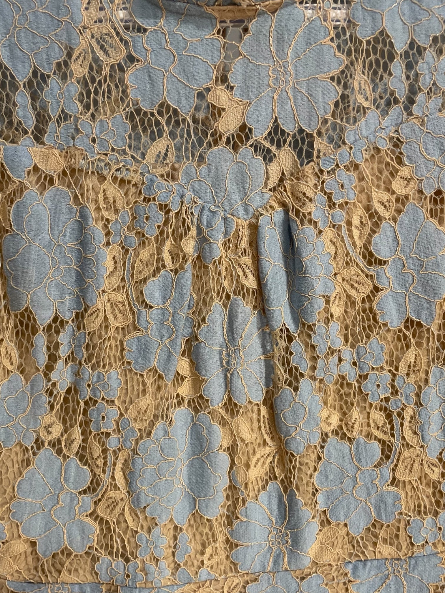 Robe courte, sans manches, bleue et beige, tissus dentelle/ Monteau / taille médium
