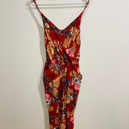 Jumpsuit Ananas Banana - rouge fleurie - col portefeuille et bretelles ajustables - taille Médium