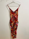 Jumpsuit Ananas Banana - rouge fleurie - col portefeuille et bretelles ajustables - taille Médium