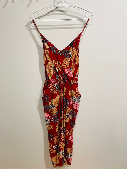 Jumpsuit Ananas Banana - rouge fleurie - col portefeuille et bretelles ajustables - taille Médium