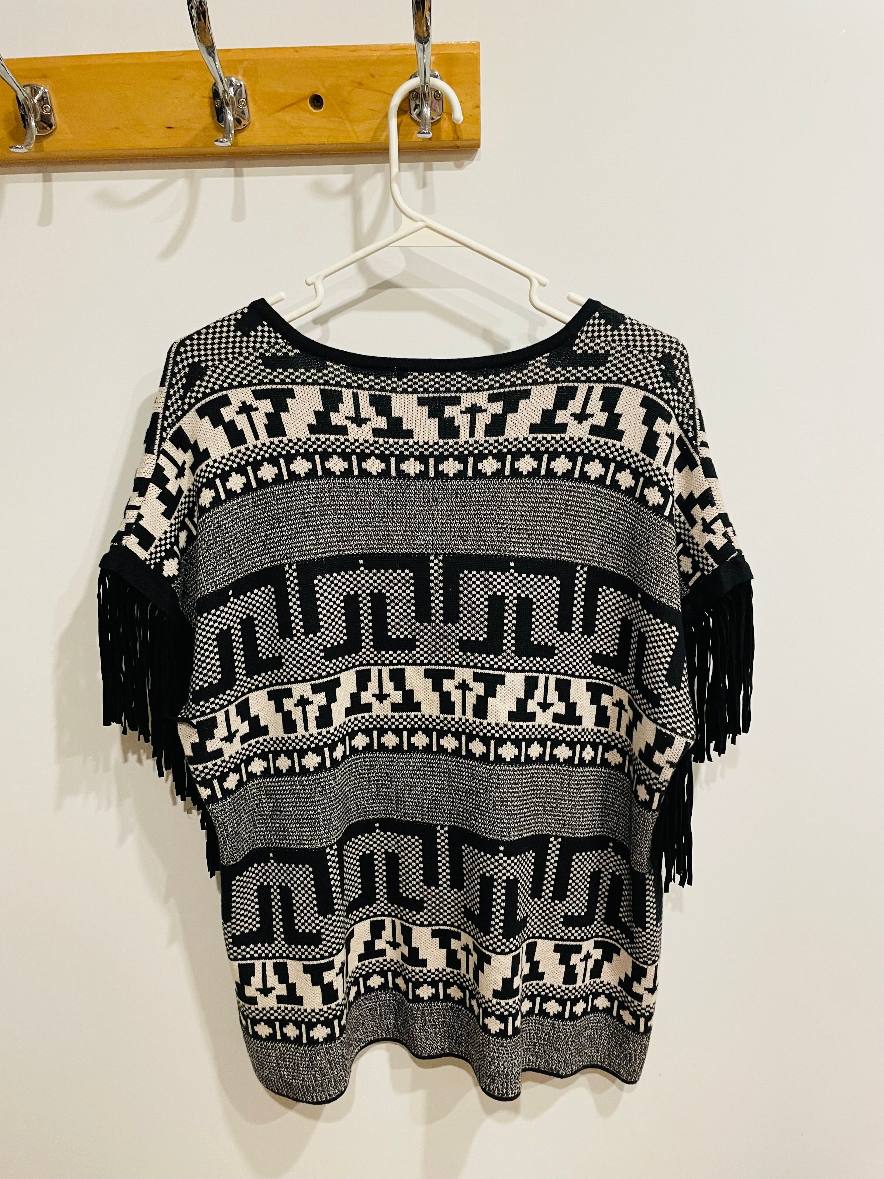 T shirt avec franges aux manches / taille Small