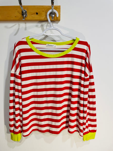 Chandail rayé blanc et rouge, manches et col jaune - Diosun - Taille Medium