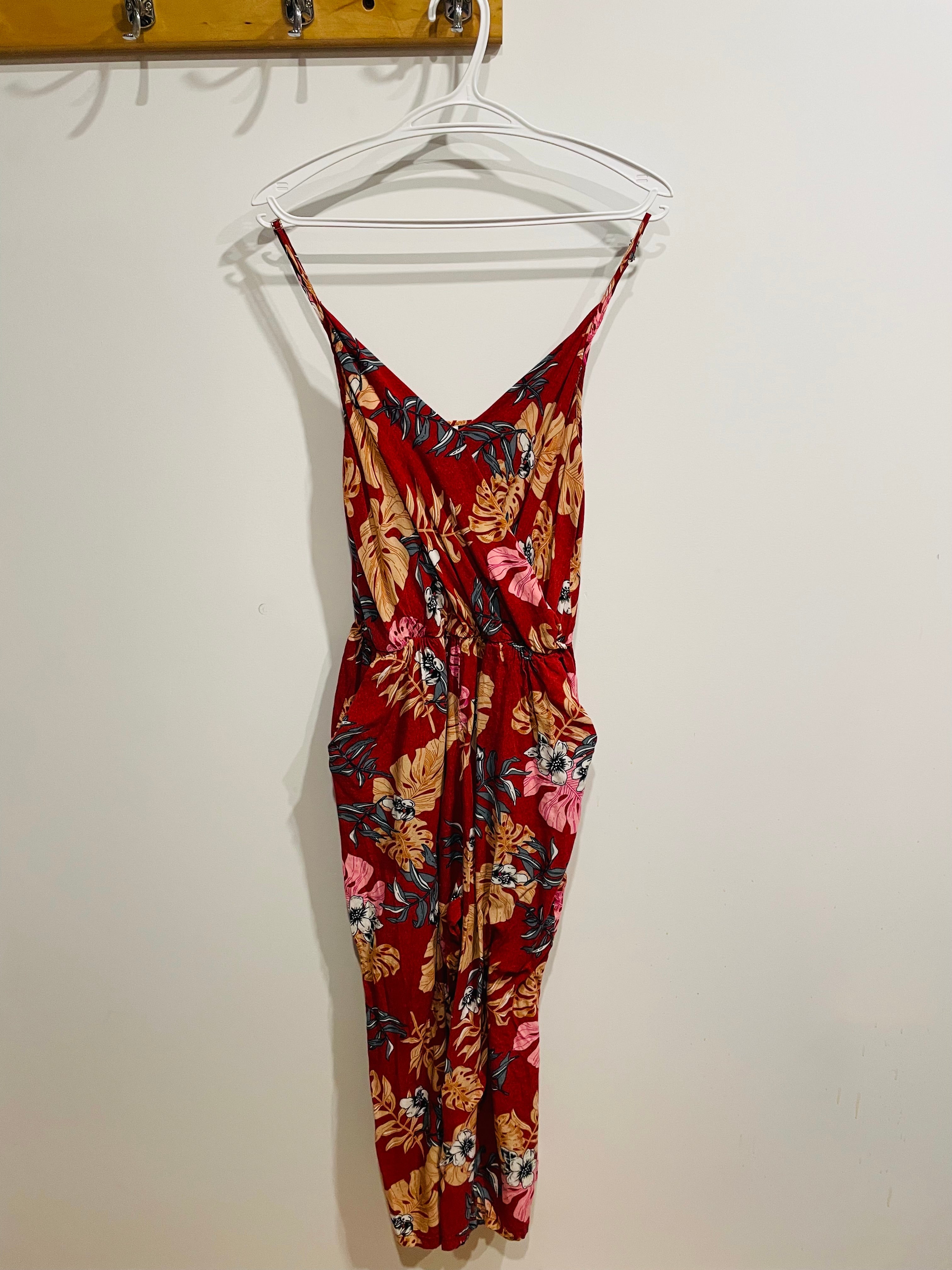 Jumpsuit Ananas Banana - rouge fleurie - col portefeuille et bretelles ajustables - taille Médium