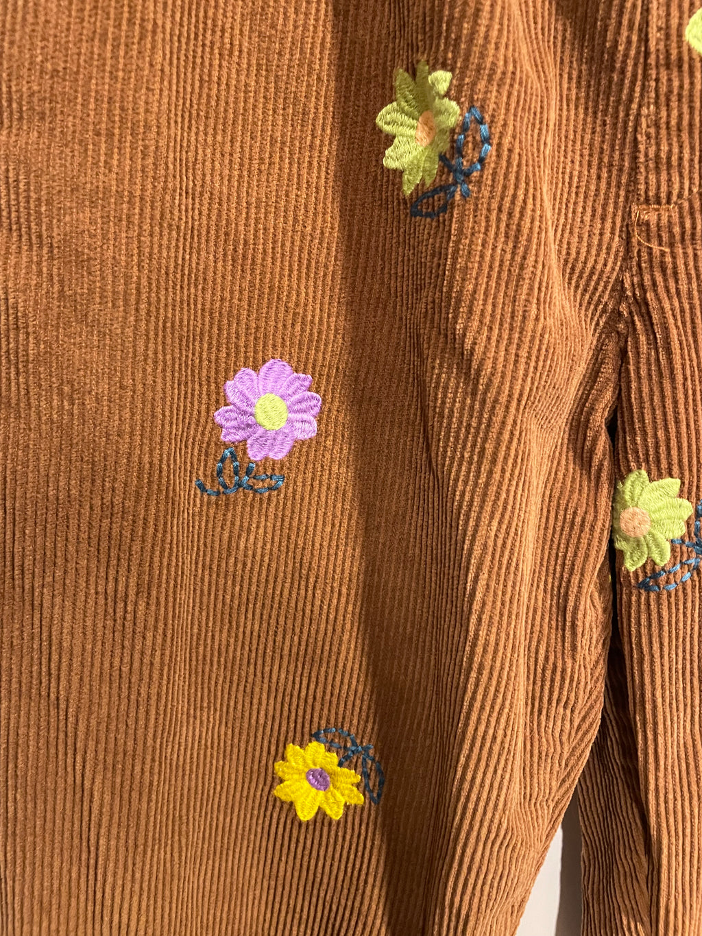 Pantalon corduroy & broderies florales - Urban Outfitters