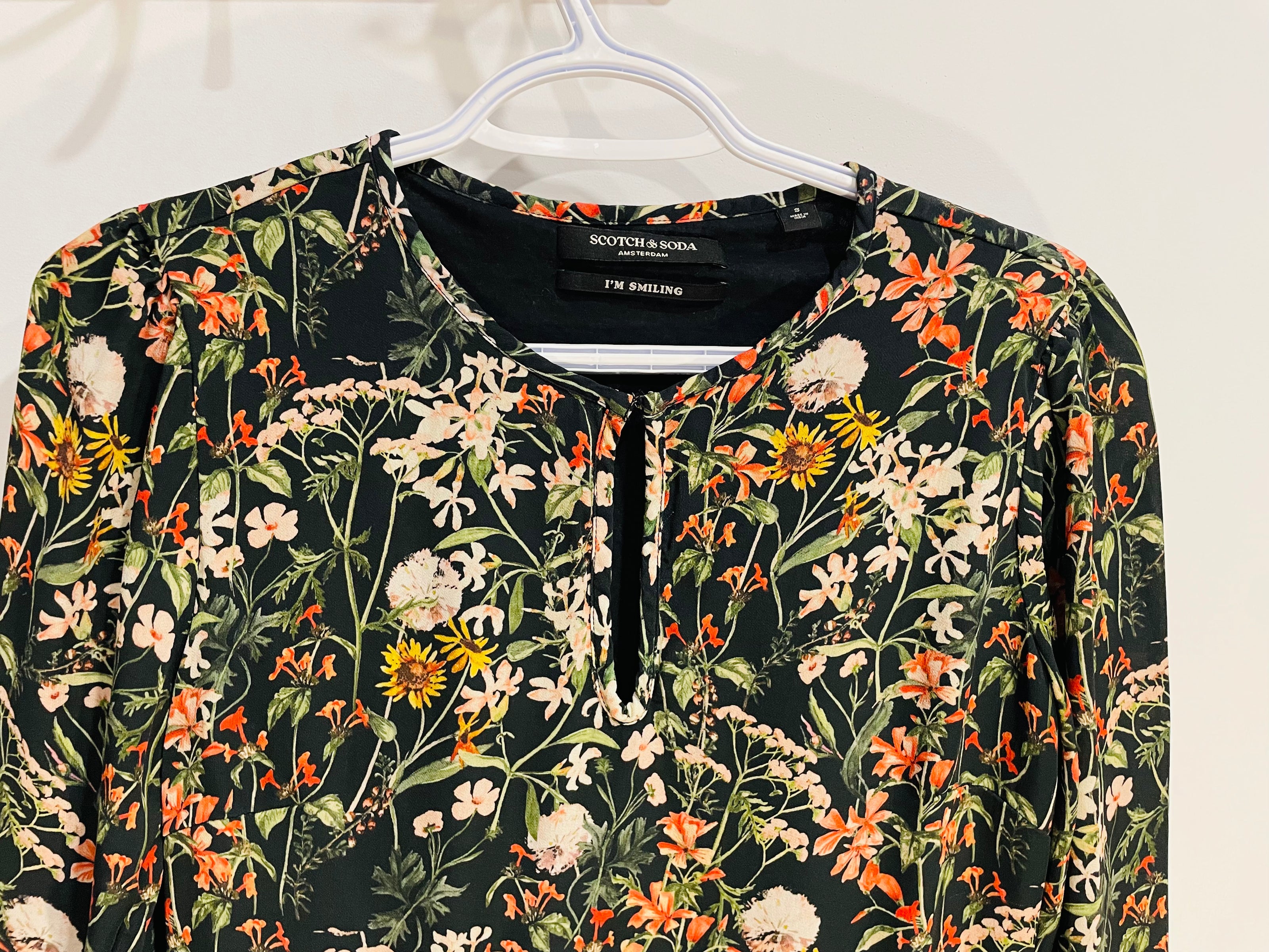 Robe noire et fleurie, courte, manches longues / Scotch & Soda / Taille small