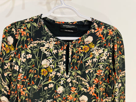 Robe noire et fleurie, courte, manches longues / Scotch & Soda / Taille small