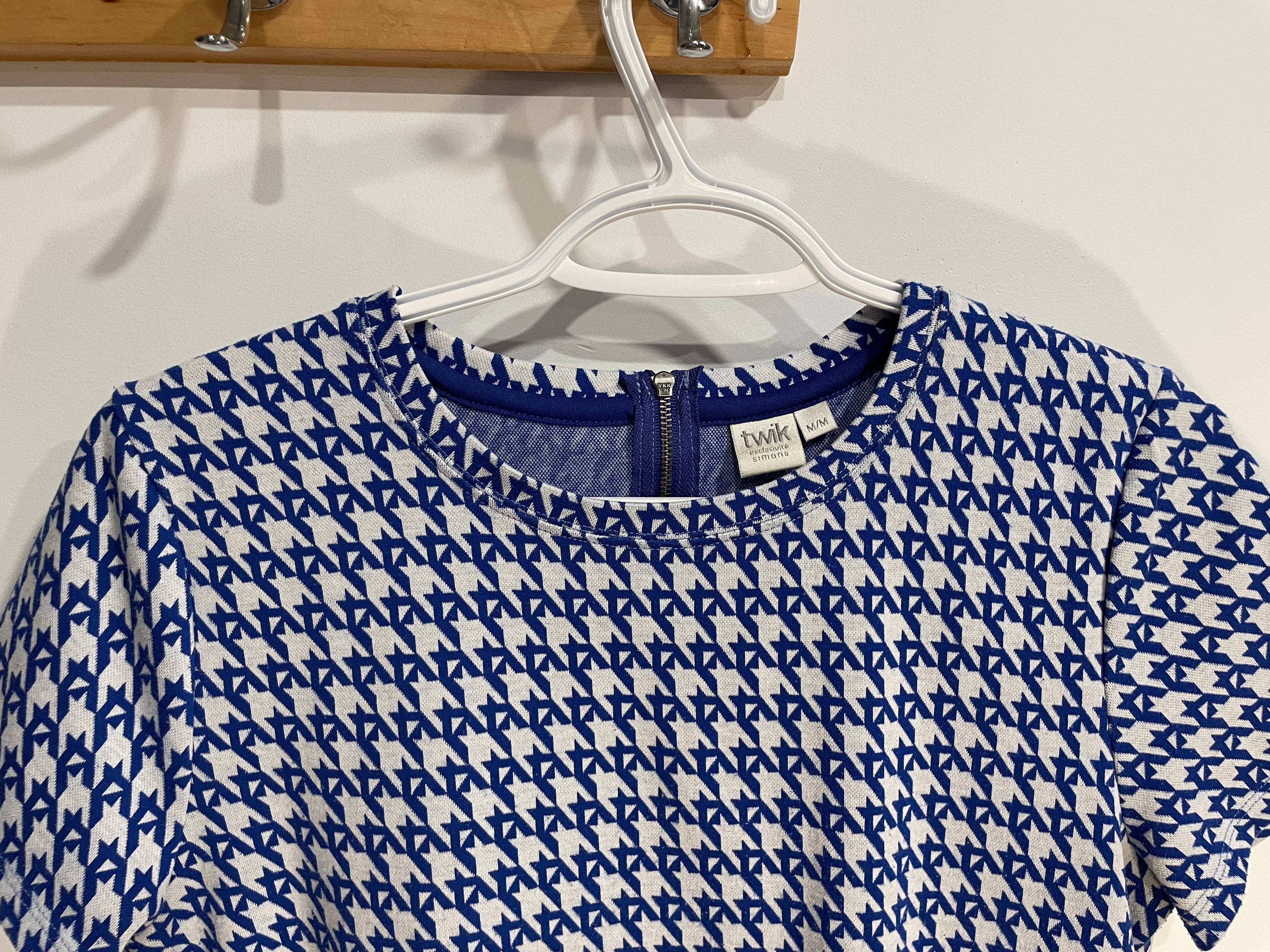 Chandail manches courtes, motifs géométriques bleus et blancs - Twik Simons - Taille Medium
