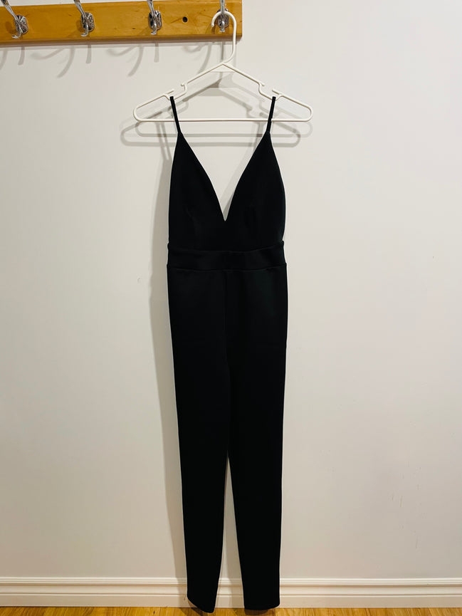 Jumpsuit noir a devant plongeant et a dos nu - Revamped - taille Small