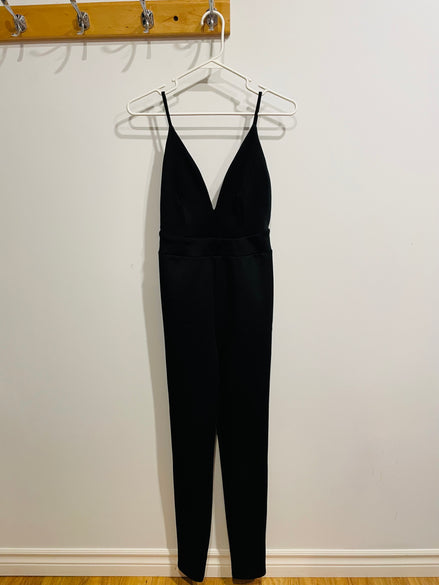 Jumpsuit noir a devant plongeant et a dos nu - Revamped - taille Small