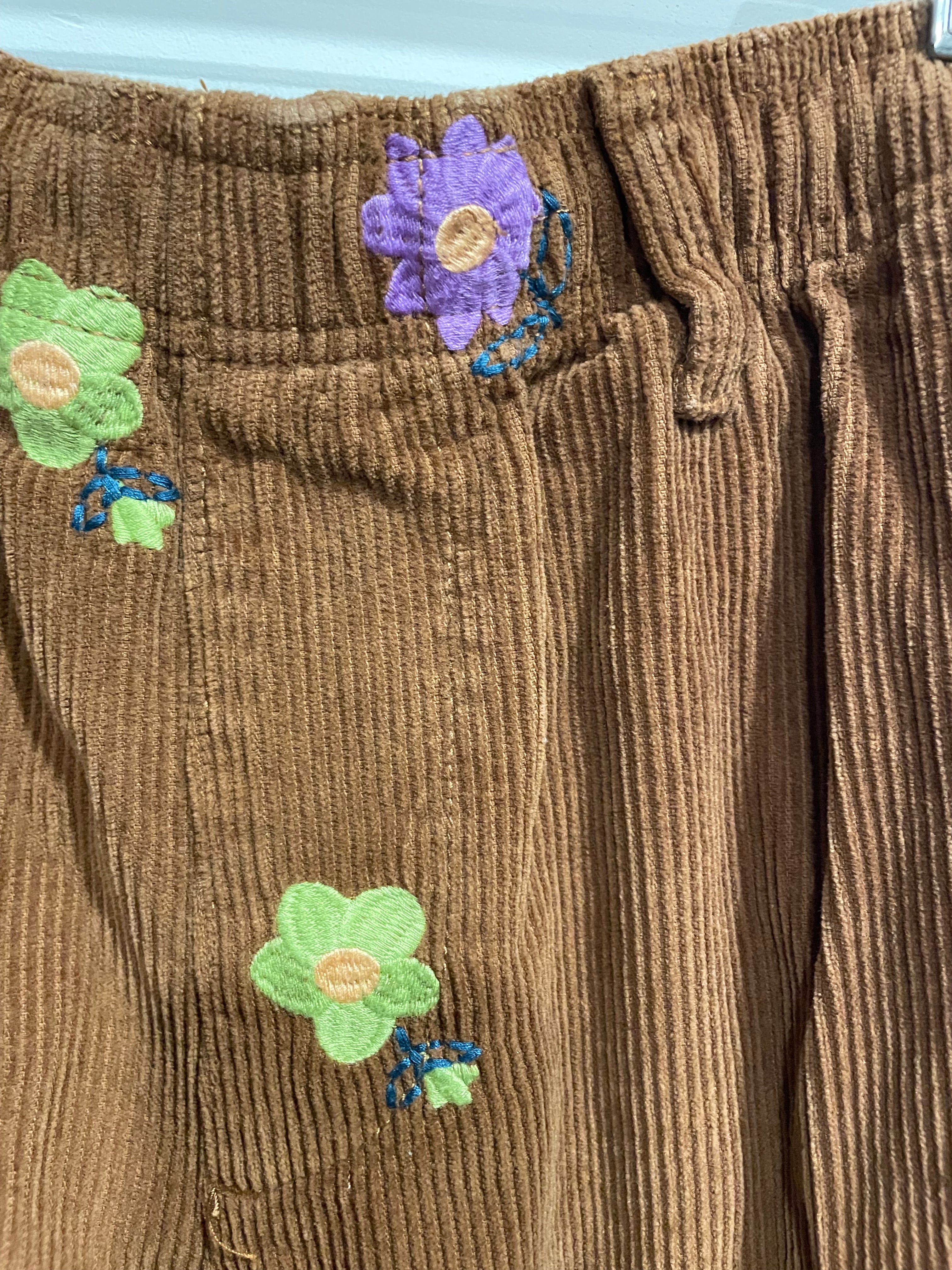 Pantalon corduroy & broderies florales - Urban Outfitters