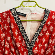 Jumpsuit rouge Parisian - imprimé géométrique - col V brodé - manches longues - Grandeur 12