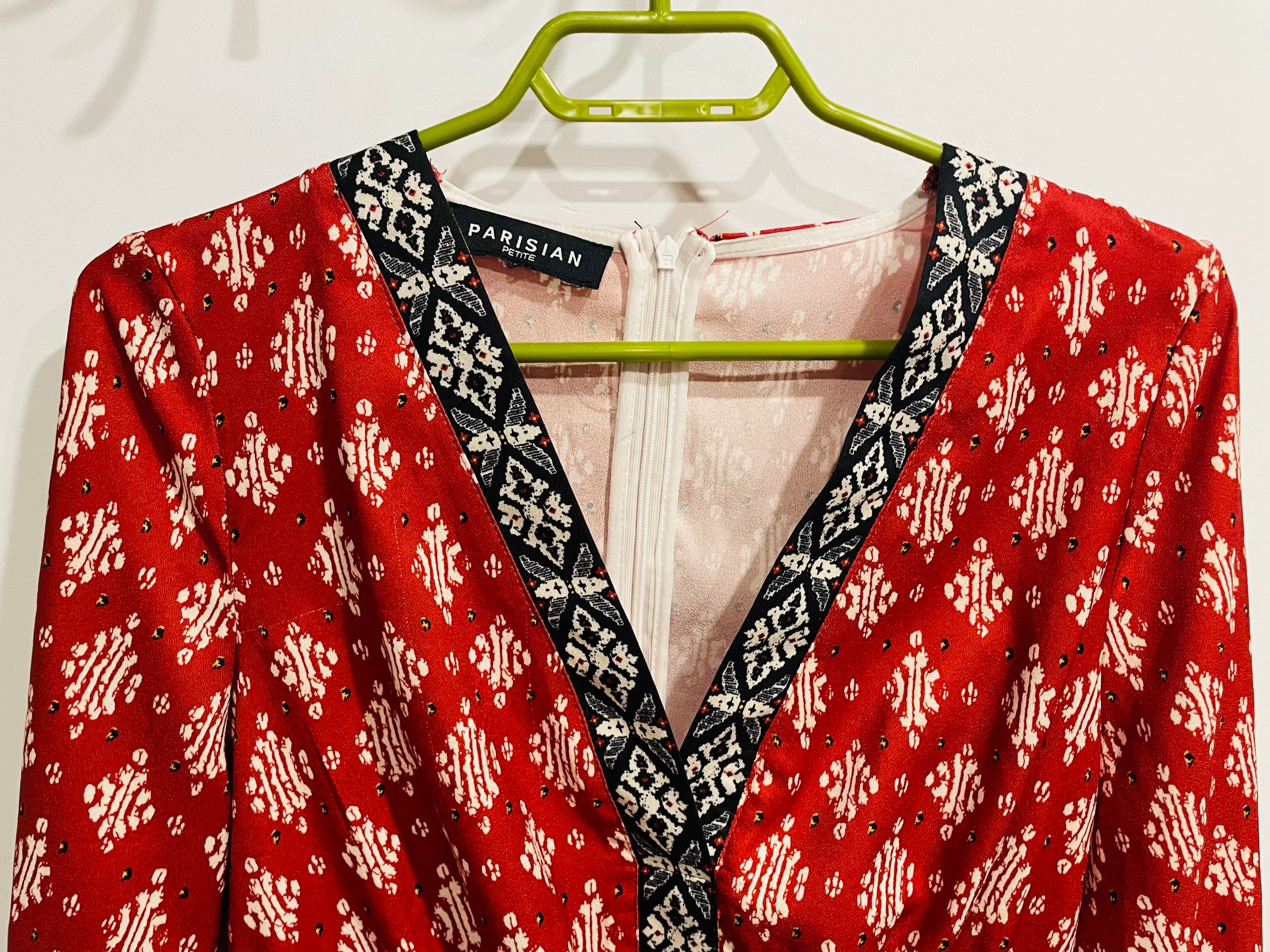 Jumpsuit rouge Parisian - imprimé géométrique - col V brodé - manches longues - Grandeur 12