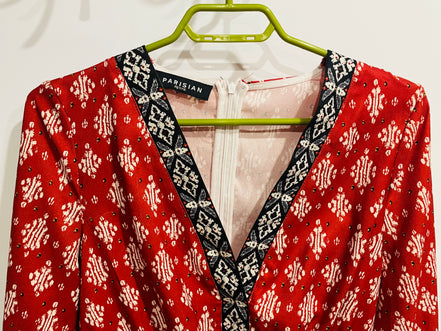 Jumpsuit rouge Parisian - imprimé géométrique - col V brodé - manches longues - Grandeur 12