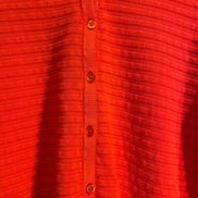 Cardigan rouge, texturé rayé / Grandeur Small à Medium
