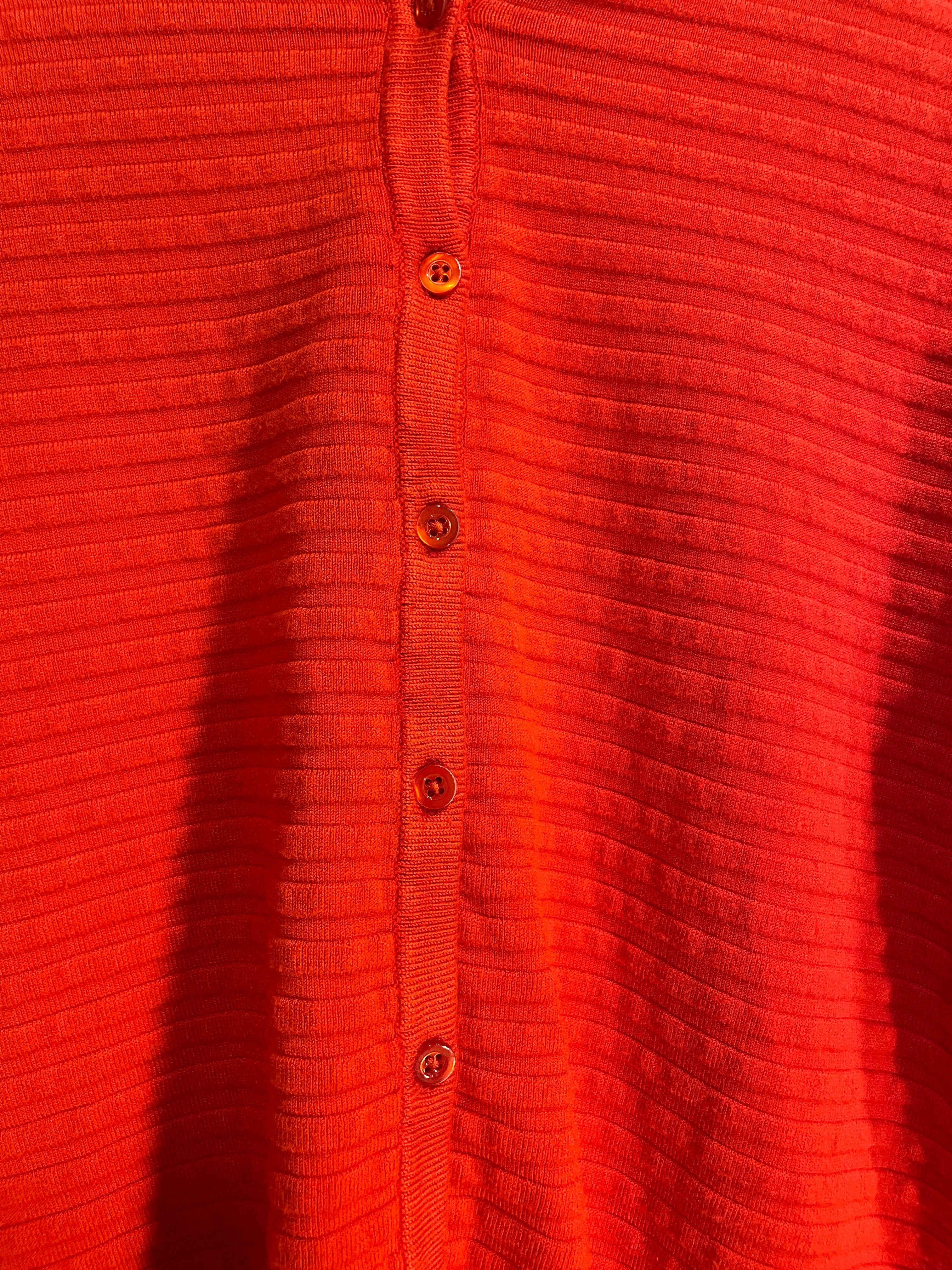 Cardigan rouge, texturé rayé / Grandeur Small à Medium