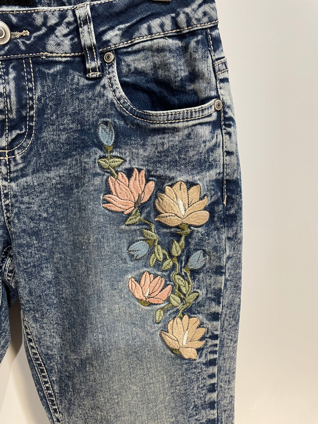 Jeans 3/4 broderies florales / aspect délavé / Suko Jeans / taille 4