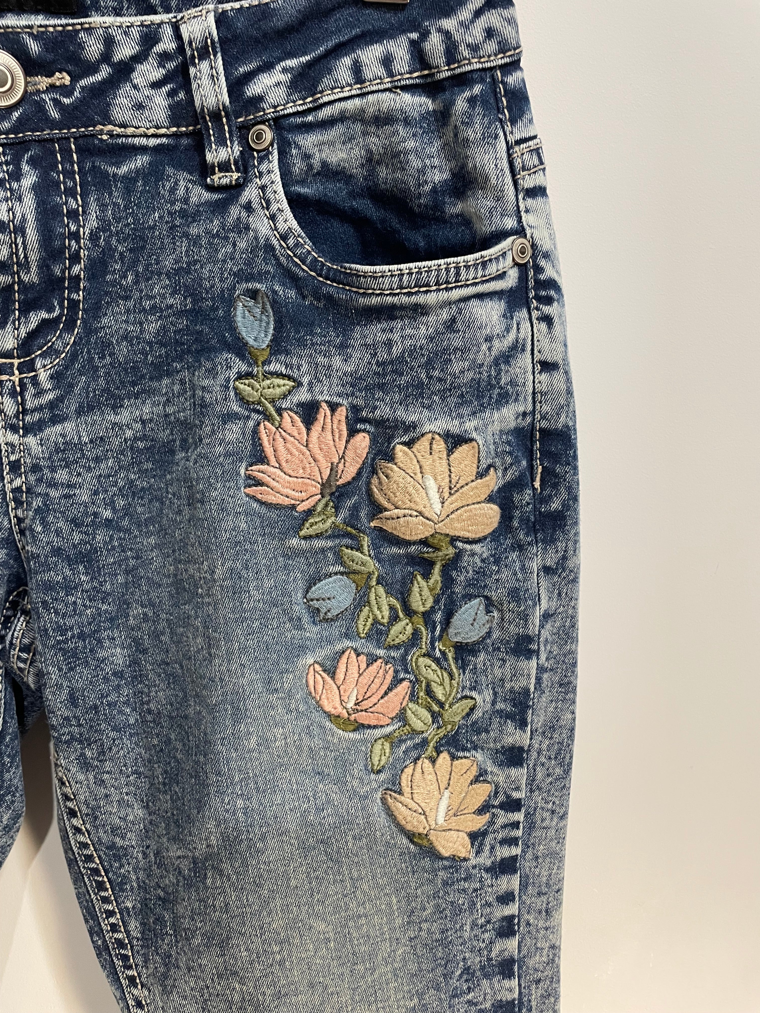 Jeans 3/4 broderies florales / aspect délavé / Suko Jeans / taille 4