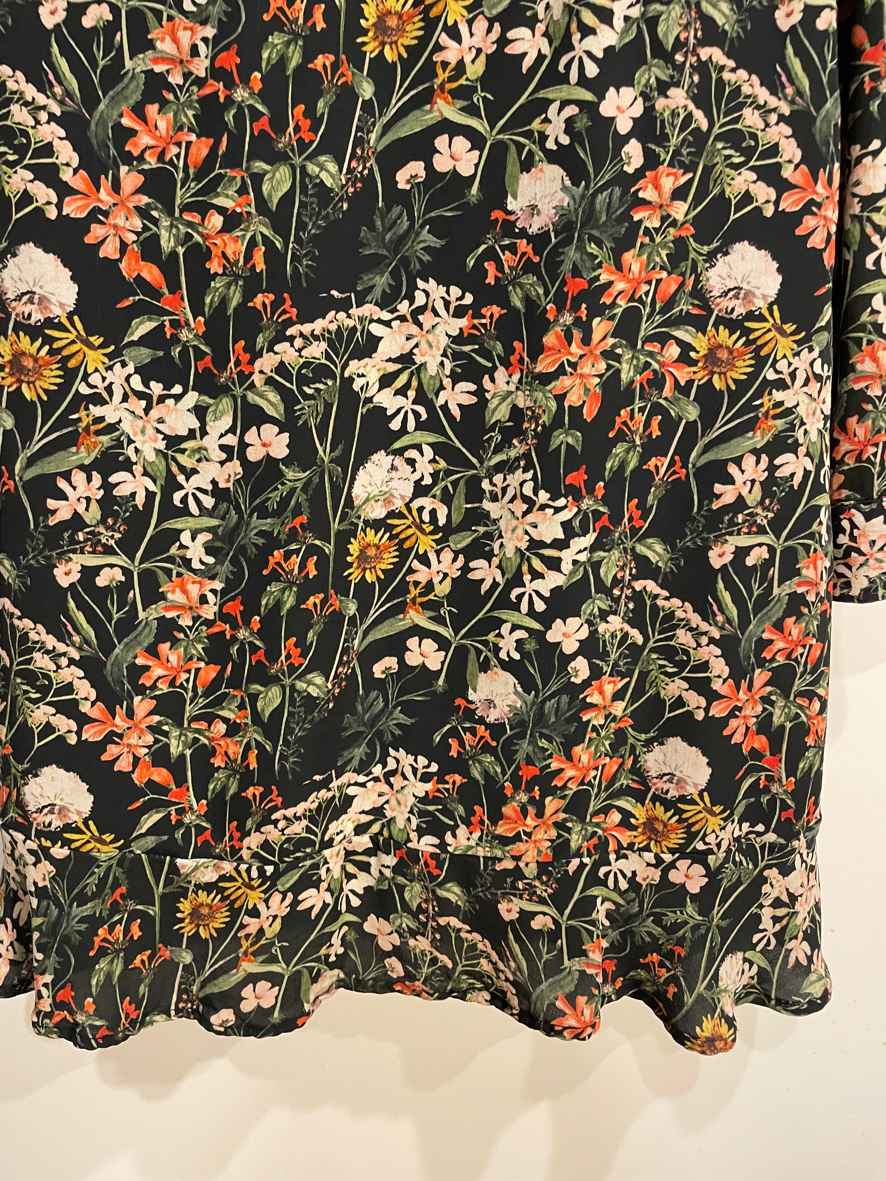 Robe noire et fleurie, courte, manches longues / Scotch & Soda / Taille small