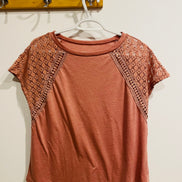 Haut rose terracotta - empiècements dentelle crochet - encolure ronde - manches courtes - Shein - Taille Large