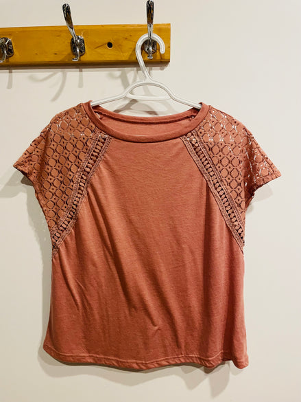 Haut rose terracotta - empiècements dentelle crochet - encolure ronde - manches courtes - Shein - Taille Large