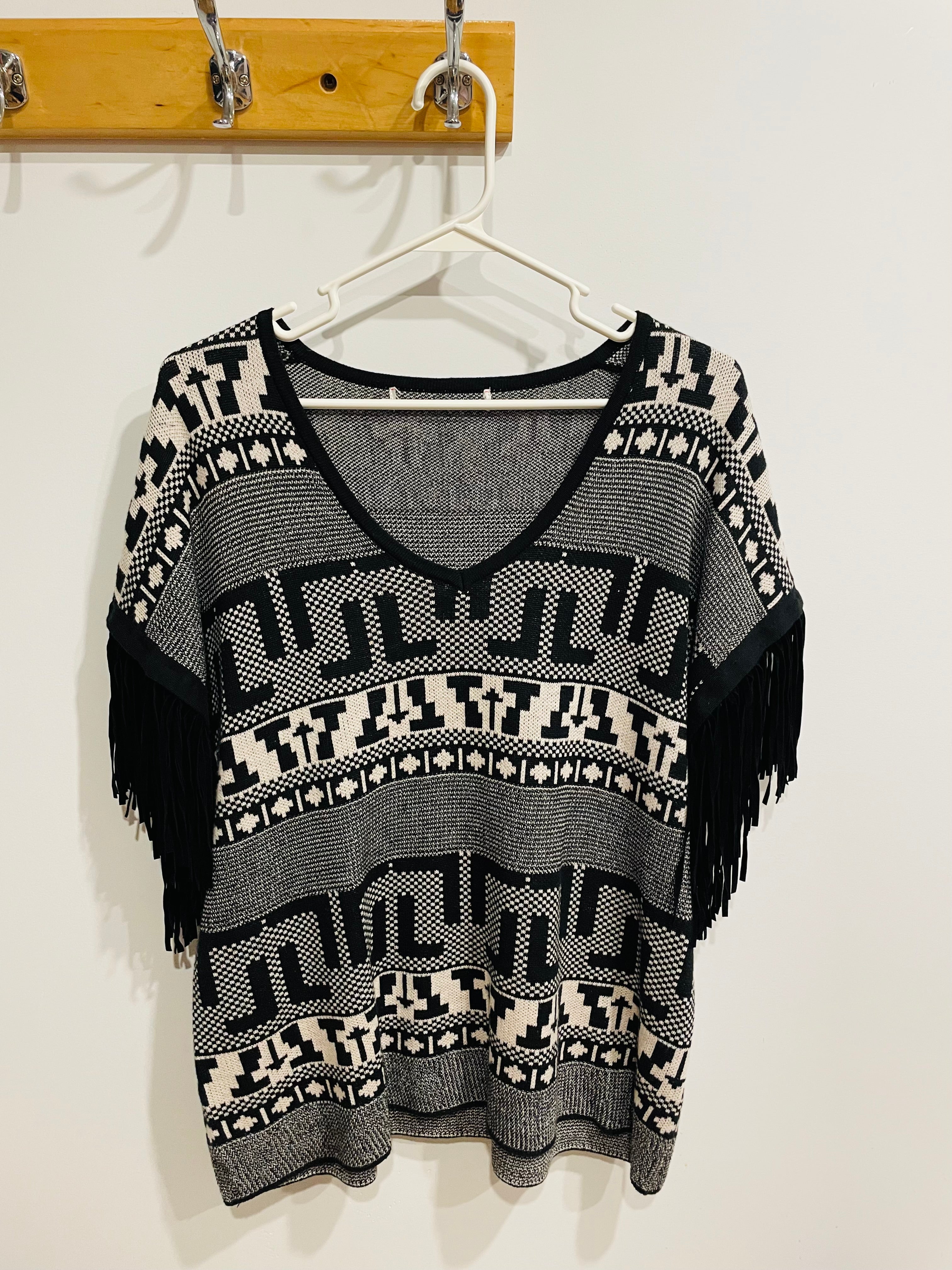 T shirt avec franges aux manches / taille Small