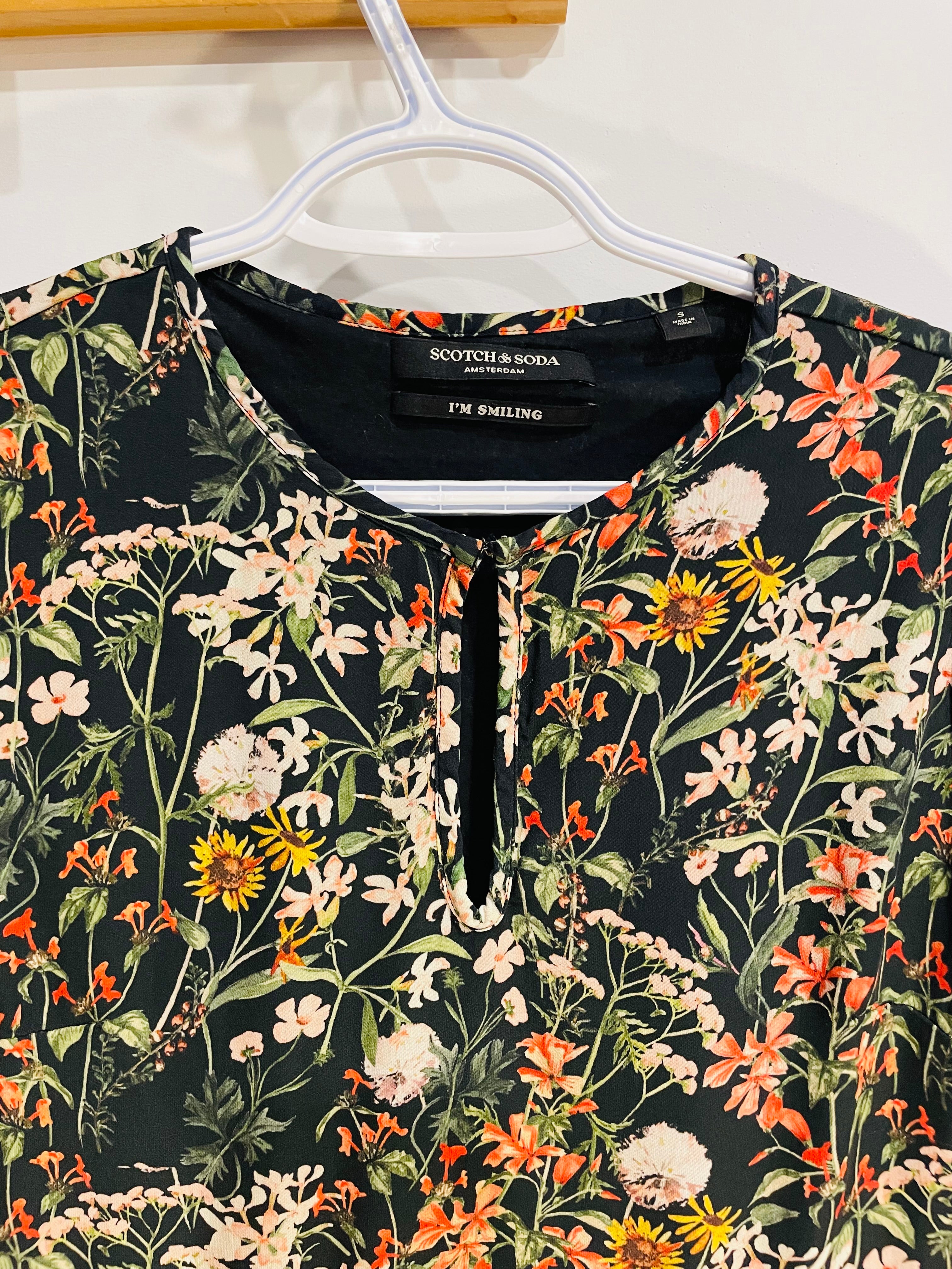 Robe noire et fleurie, courte, manches longues / Scotch & Soda / Taille small