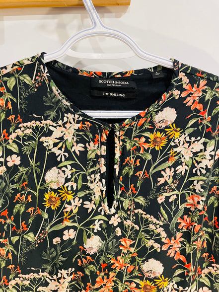 Robe noire et fleurie, courte, manches longues / Scotch & Soda / Taille small