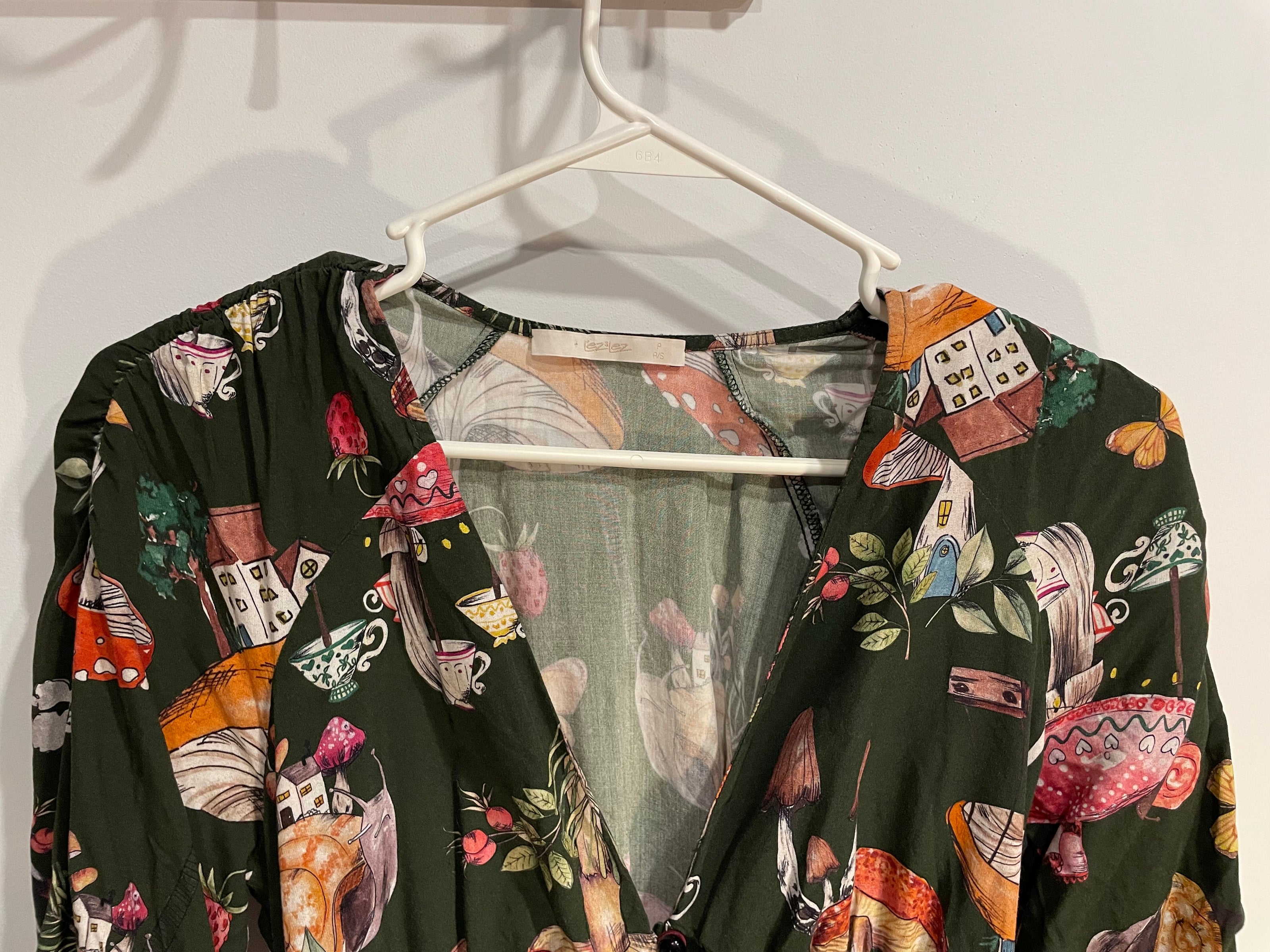 Robe verte motifs champignons, manches courtes bouffantes / Lez a Lez / Taille small