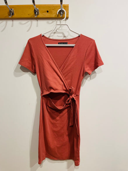 Robe rayée rose - ventre ouvert - Abercrombie & Fitch - Taille Medium