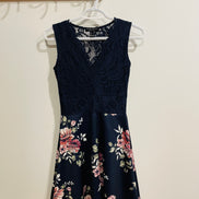 Robe courte fleurs & dentelles - Streetwear Society taille Small