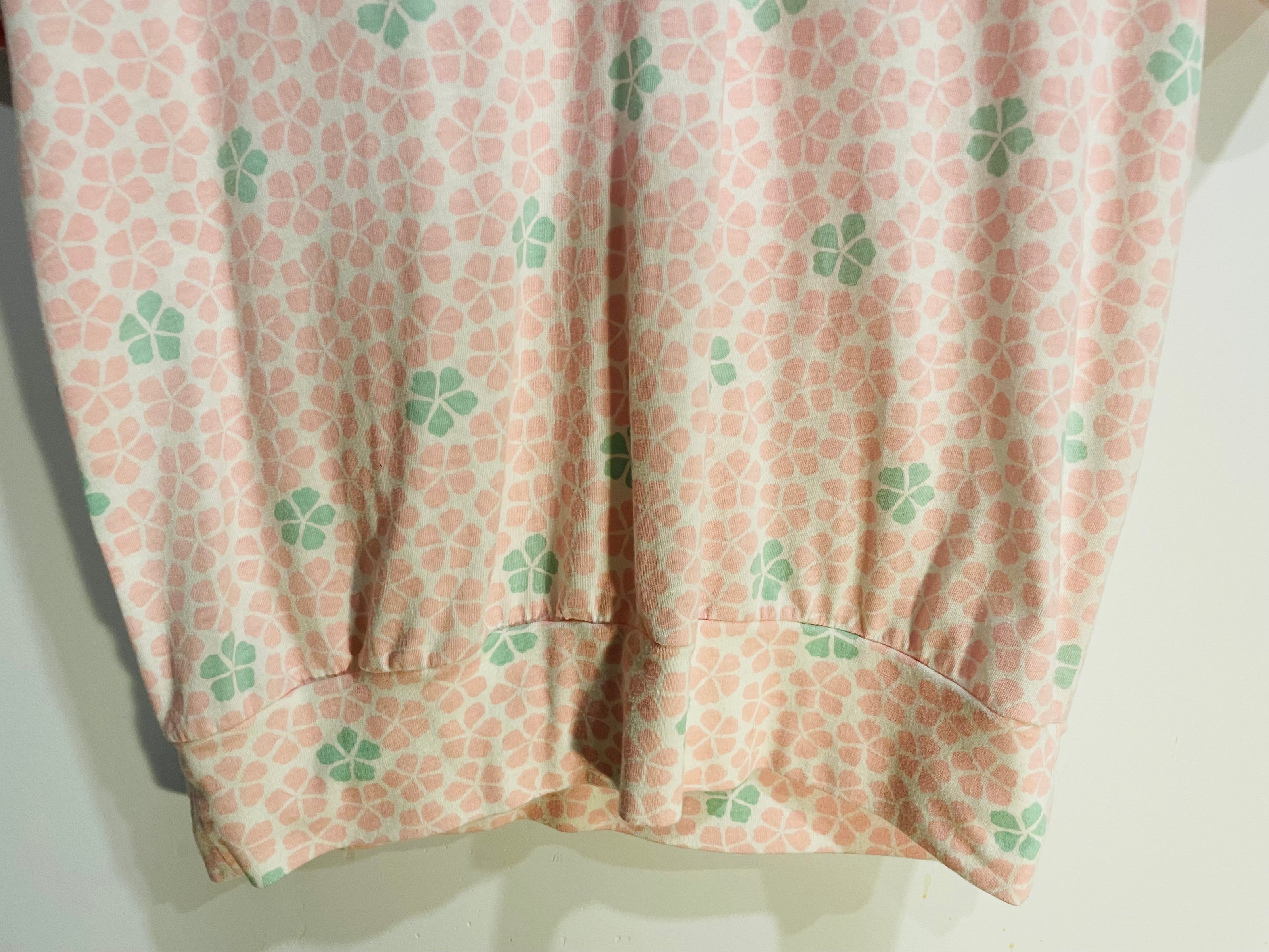 Chandail manches courtes, fleurs roses et vertes / Vintage / Talle XL