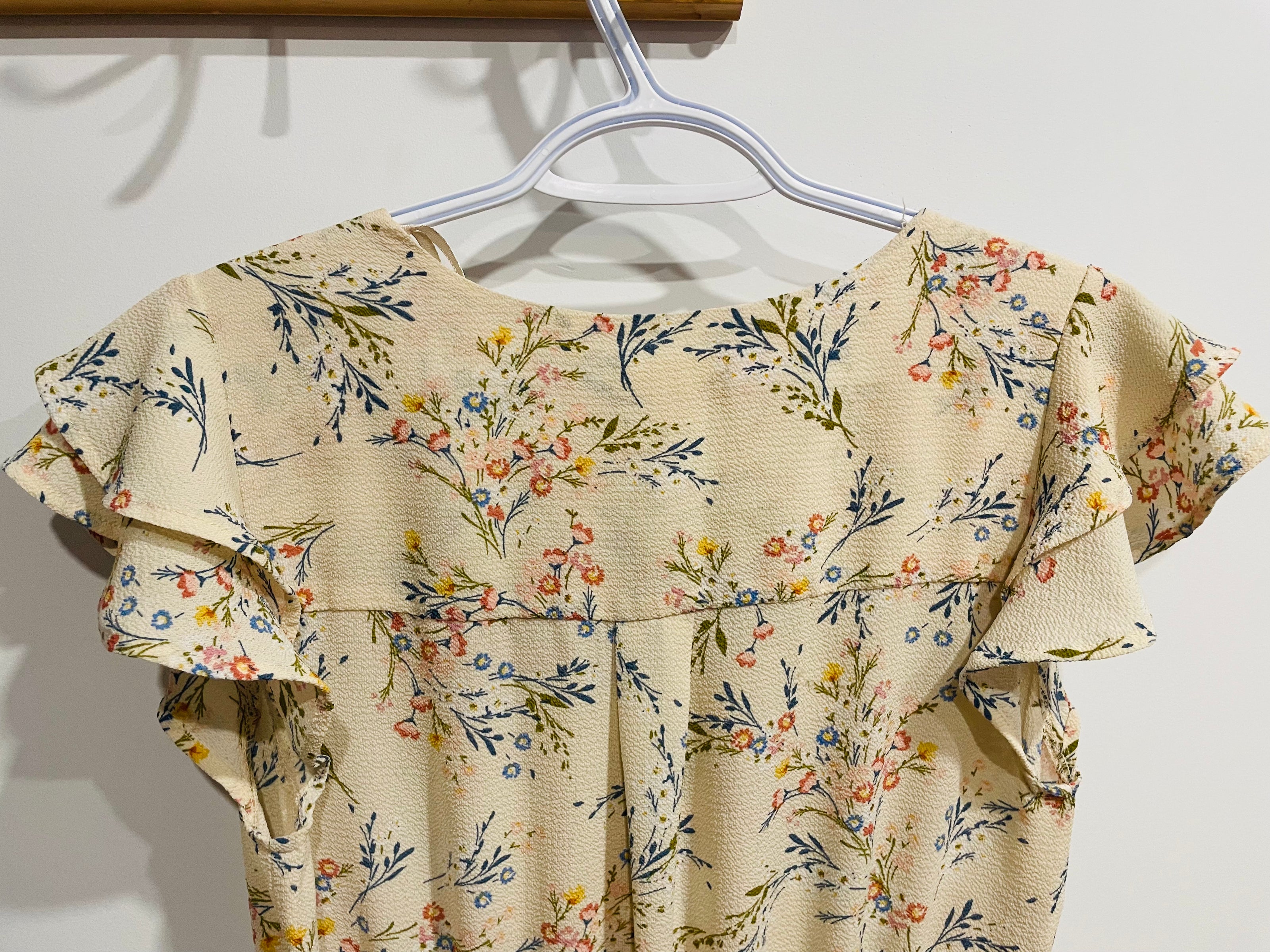 Robe florale crème Monteaux - boutons aspect bois - manches volants - Taille Small