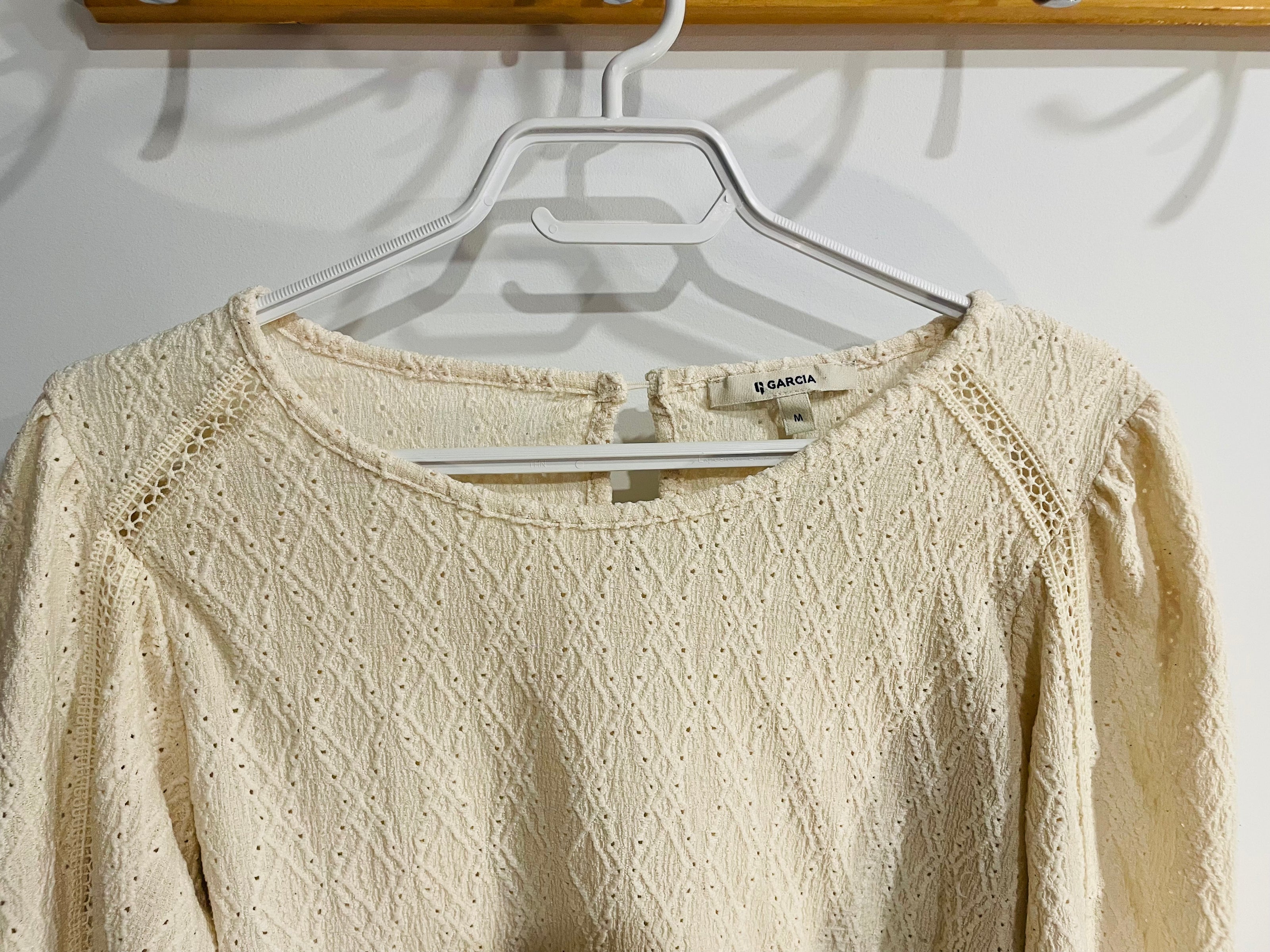 Haut beige manches longues, aspect dentelle/ Garcia / taille médium