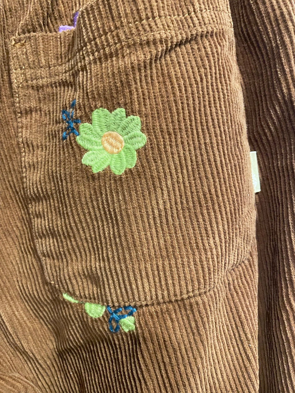 Pantalon corduroy & broderies florales - Urban Outfitters