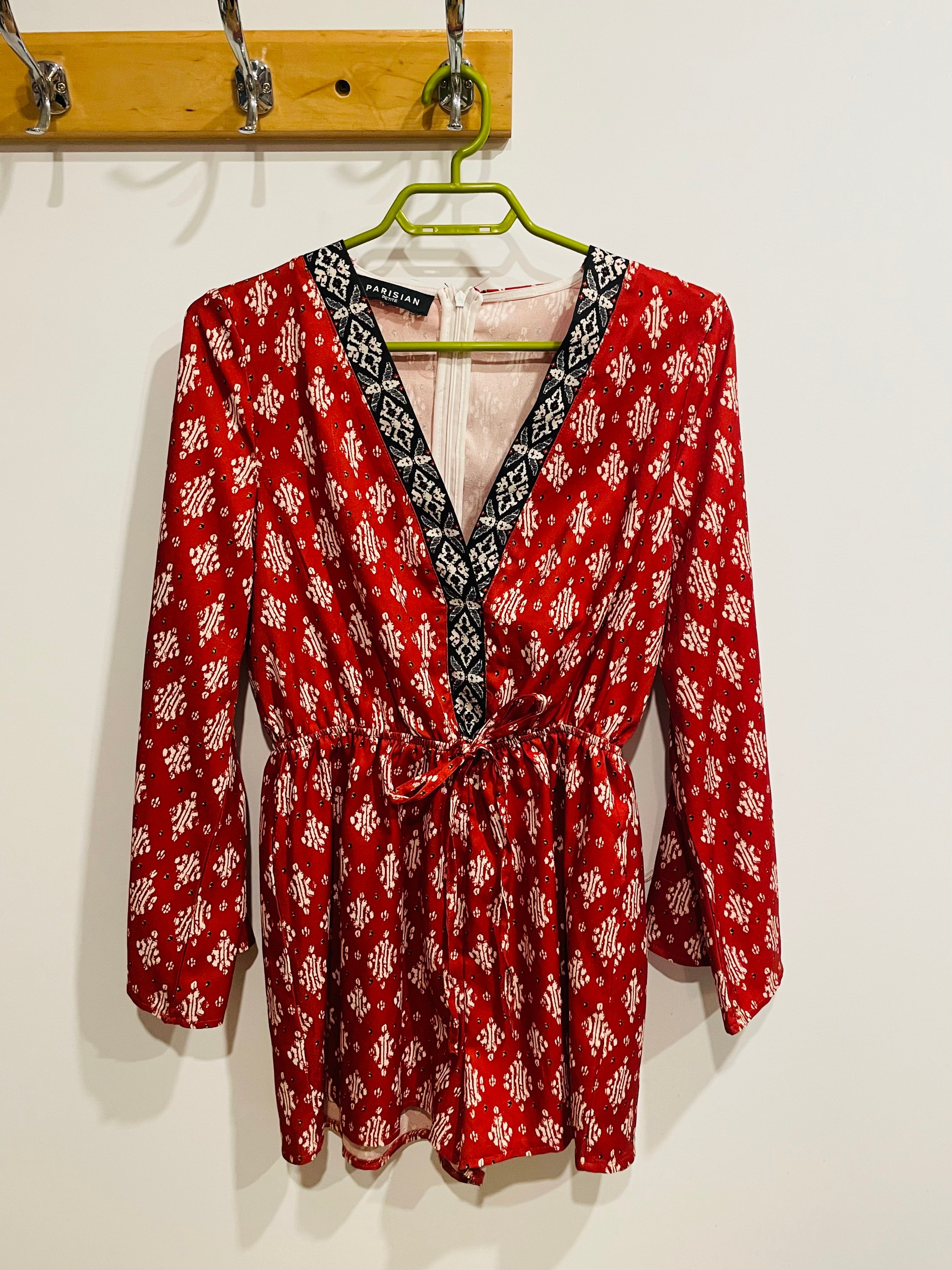 Jumpsuit rouge Parisian - imprimé géométrique - col V brodé - manches longues - Grandeur 12