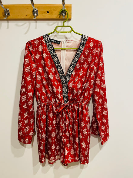 Jumpsuit rouge Parisian - imprimé géométrique - col V brodé - manches longues - Grandeur 12
