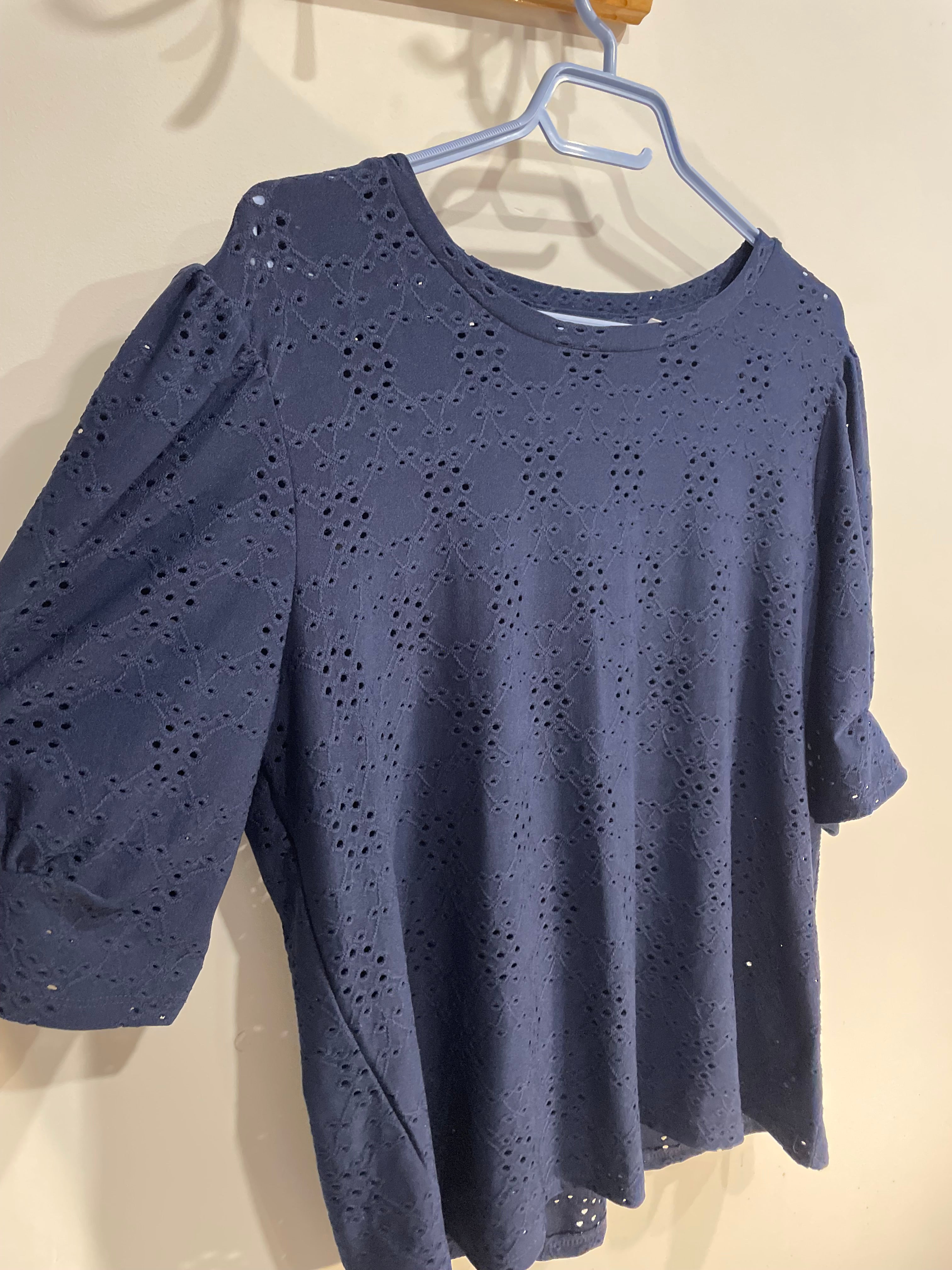 Haut bleu texture dentelle manches courtes / Blumind/ taille XL