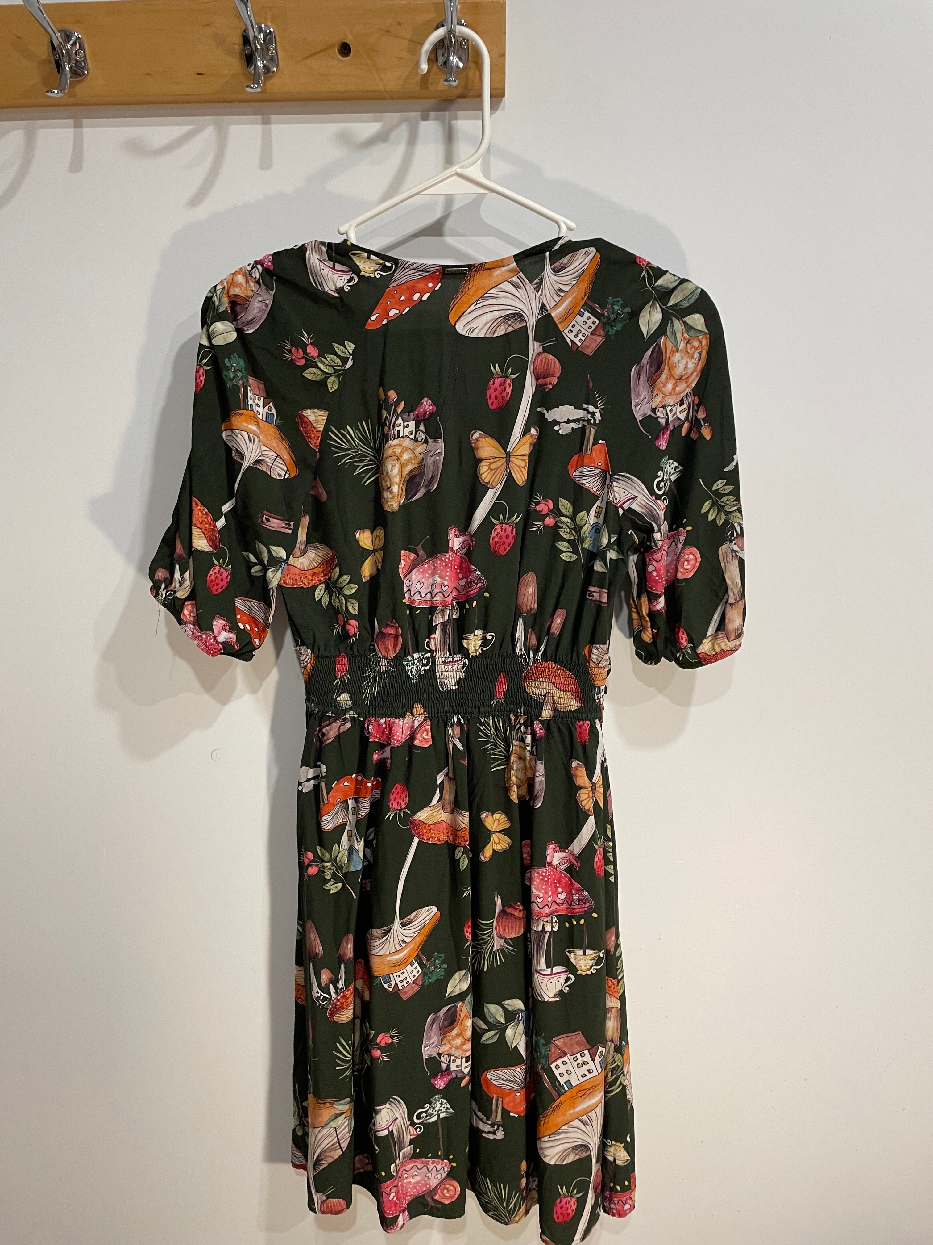 Robe verte motifs champignons, manches courtes bouffantes / Lez a Lez / Taille small
