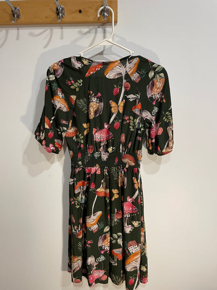 Robe verte motifs champignons, manches courtes bouffantes / Lez a Lez / Taille small