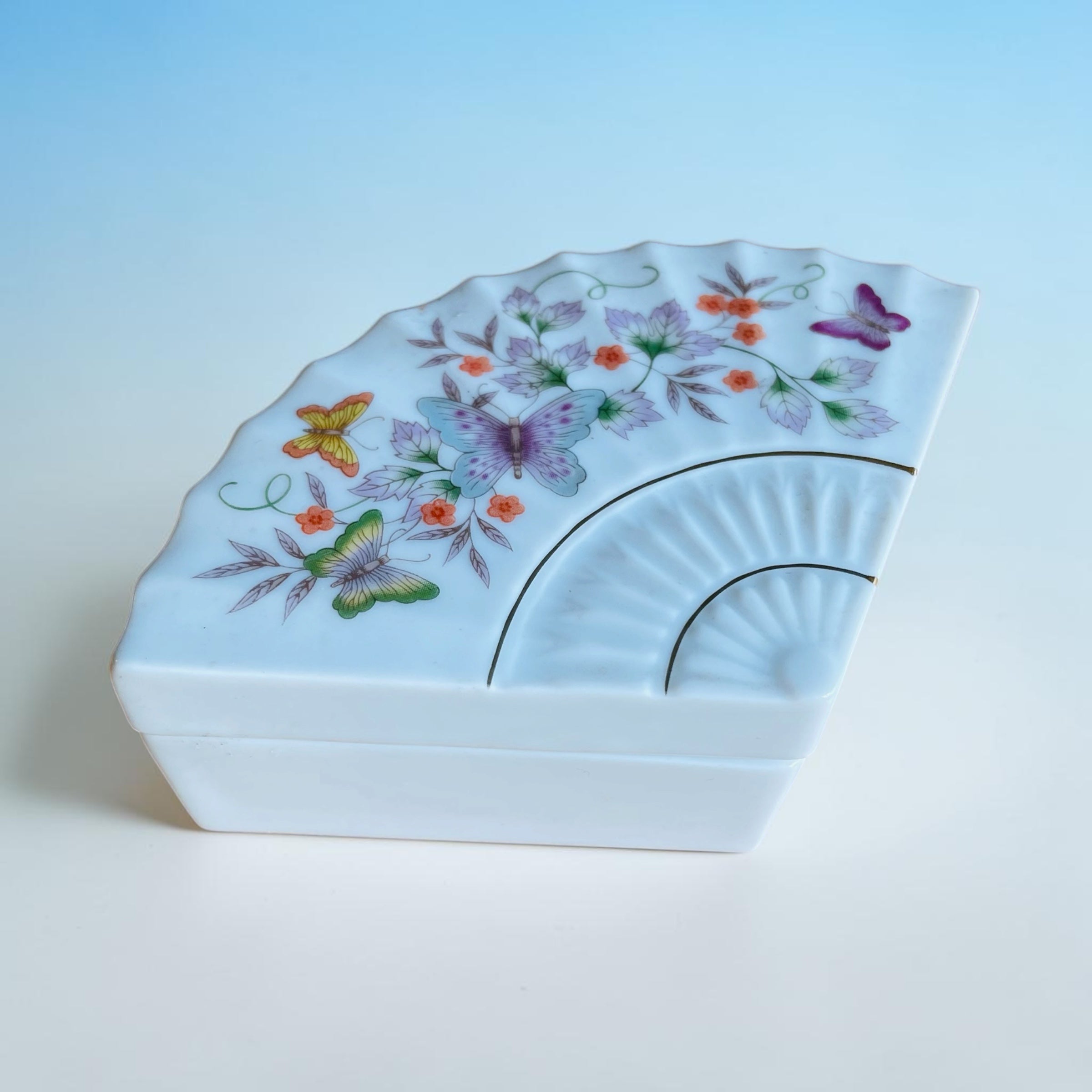 Petite boîte en céramique en forme d’éventail