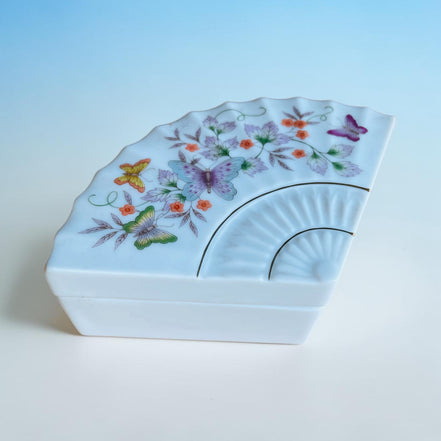 Petite boîte en céramique en forme d’éventail